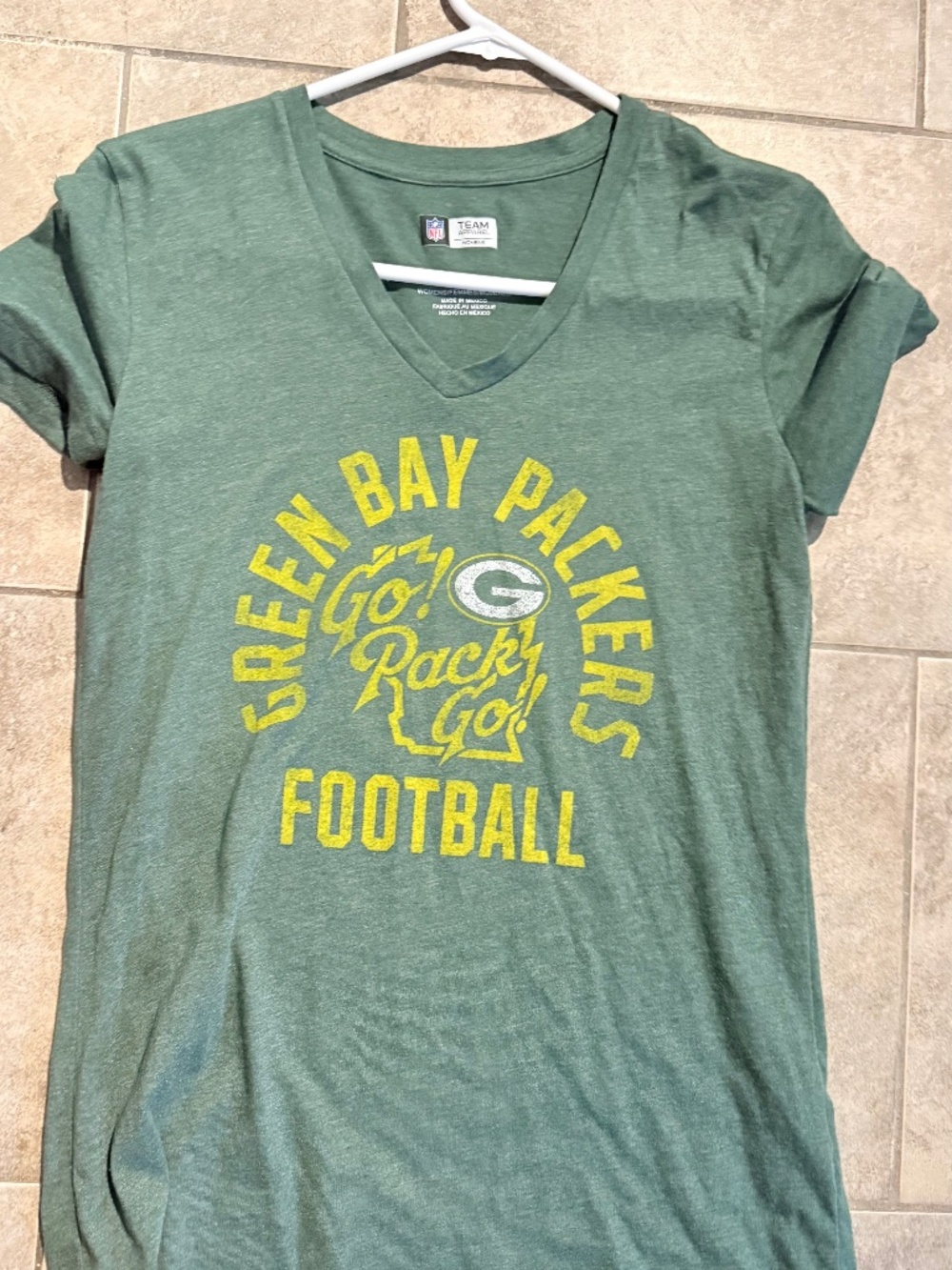 licensed NFL Team Apparel Green Bay Packers women's V-neck t-shirt small
